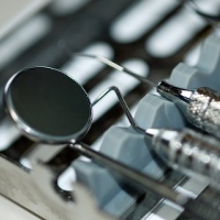 Laboratório de prótese dentária remove equipamento dentário