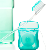 Uso correto da escova de dentes explicado por um médico dentista