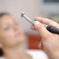 Clínicas dentárias apanhadas com medicamentos fora de prazo e a reutilizar material cirúrgico