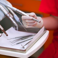 Estudante tratava doentes em consultório dentário