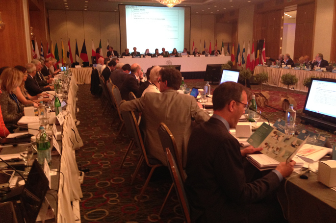 685px-20140523-ced-assembleia-atenas-001