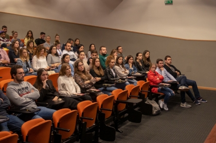 Finalistas de medicina dentária contactam com a OMD