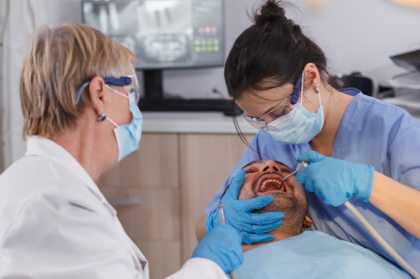 Curso modular de implantologia e reabilitação oral: desde a colocação de implantes até à reabilitação estética