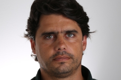 When and how to maintain or remove a compromised implant in the aesthetic area?