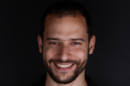 When and how to maintain or remove a compromised implant in the aesthetic zone?