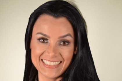 Facetas conservadoras em resina composta  vs. cerâmica