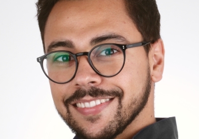 Encerramento de triângulos negros com resina composta em doente periodontal - caso clínico