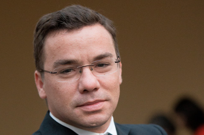 A dentisteria operatória como complemento na solução de problemas interdisciplinares da endodontia: branqueamento do dente endodonciado com alteração de cor